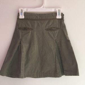 Olive green skirt with pockets and a zipper